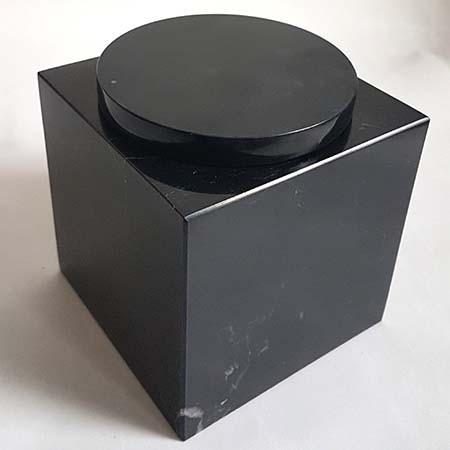 https://grafdecoratie.nl/photos/Marmer-Cubos- urn-assokkel-zwart-urnwebshop.jpg
